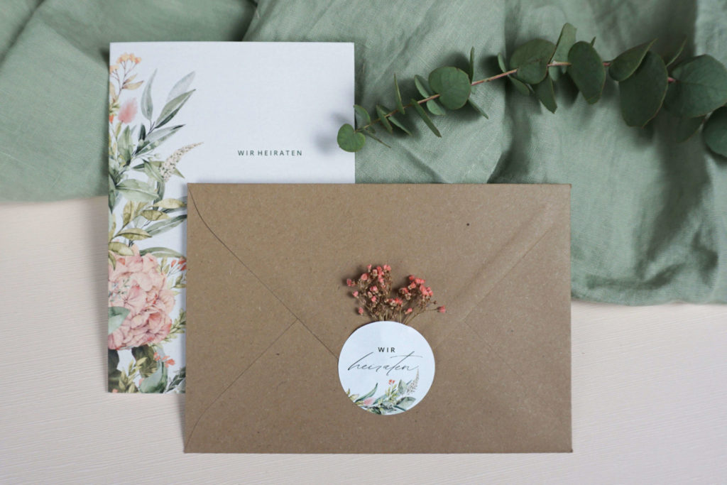 Umschlag mit Trockenblumen