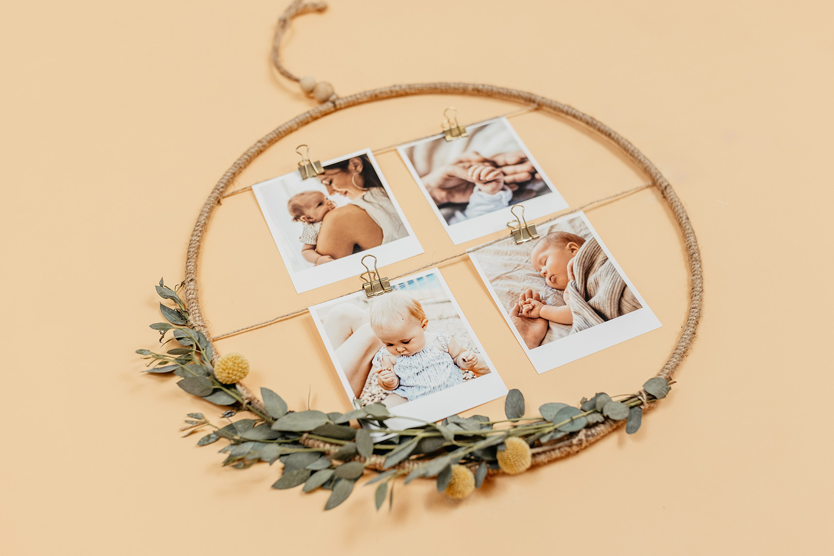 Babyfotos im Blumenkranz