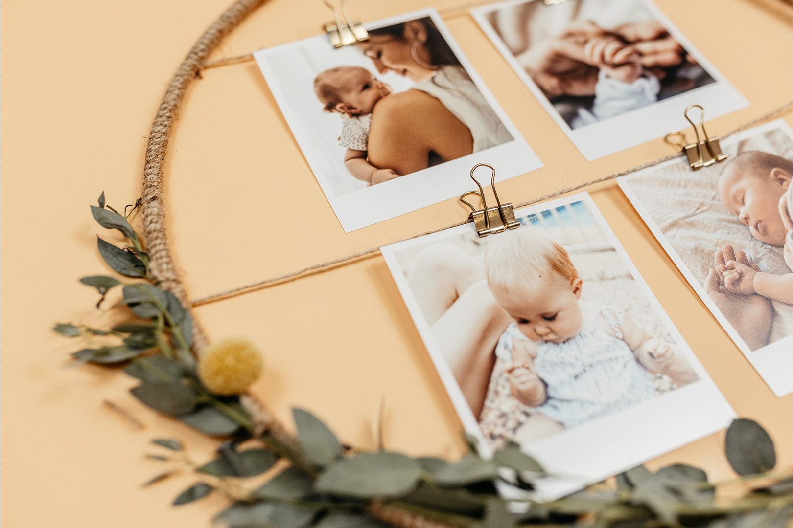 Nahaufnahme Babyfotos im Blumenkranz