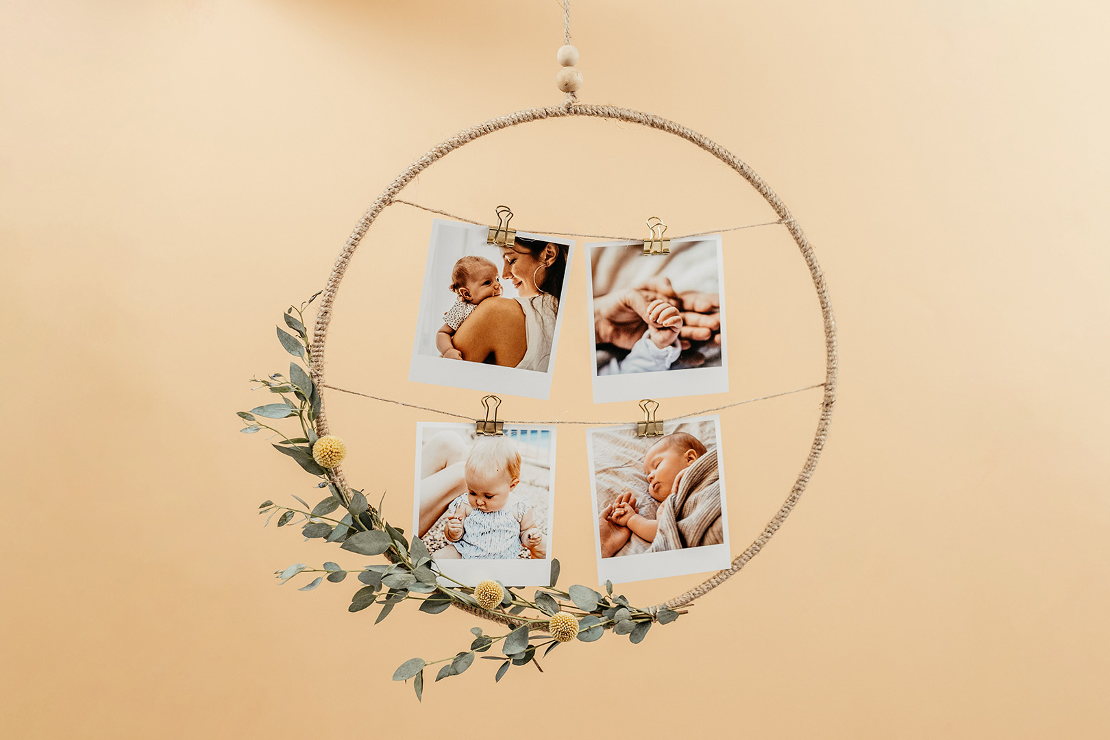 Babyfotos im Blumenkranz