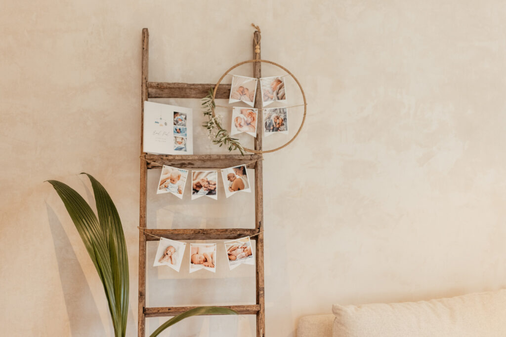 Babyfotos im Blumenkranz, Fotoalbum und Wimpelkette mit Fotos