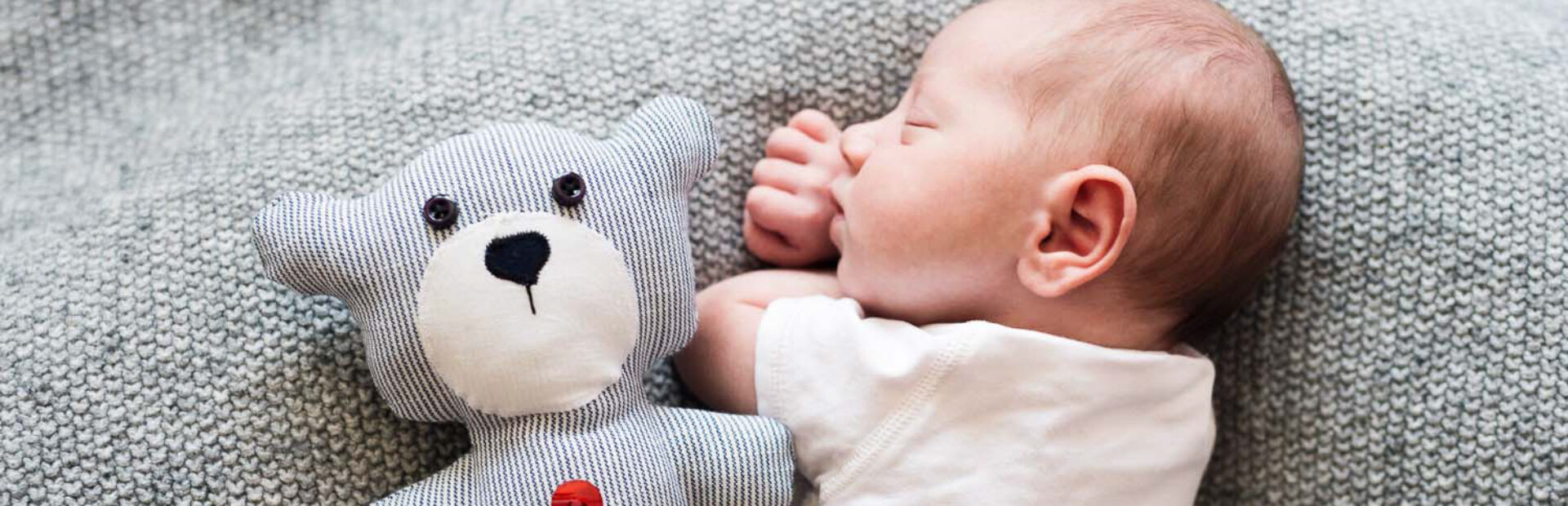 Baby liegend auf Decke, Fotocredit: iStock/Halfpoint