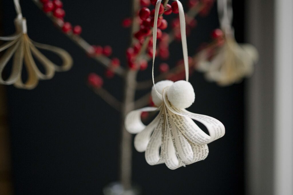 Buchpapier Engel Weihnachtsschmuck DIY