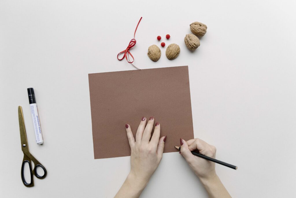 Weihnachtsanhänger basteln, Rentier-Anhänger aus Walnüssen, DIY