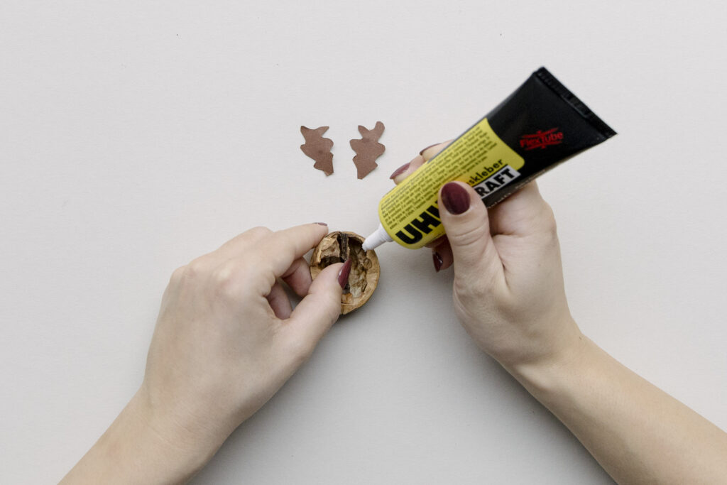 Weihnachtsanhänger basteln, Rentier-Anhänger aus Walnüssen, DIY