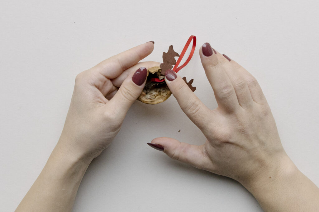 Weihnachtsanhänger basteln, Rentier-Anhänger aus Walnüssen, DIY