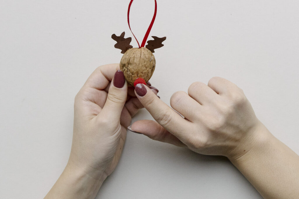 Weihnachtsanhänger basteln, Rentier-Anhänger aus Walnüssen, DIY