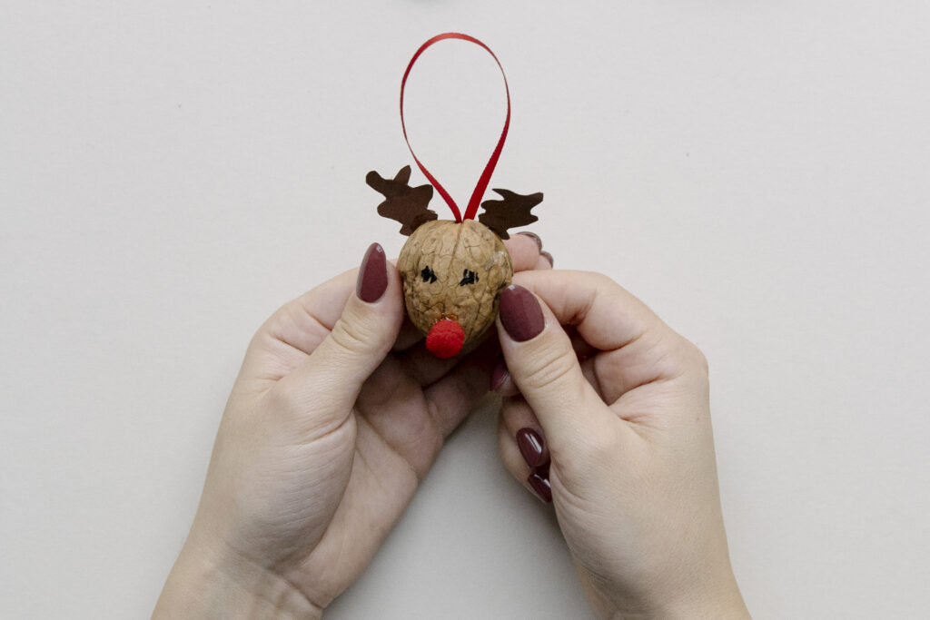 Weihnachtsanhänger basteln, Rentier-Anhänger aus Walnüssen, DIY