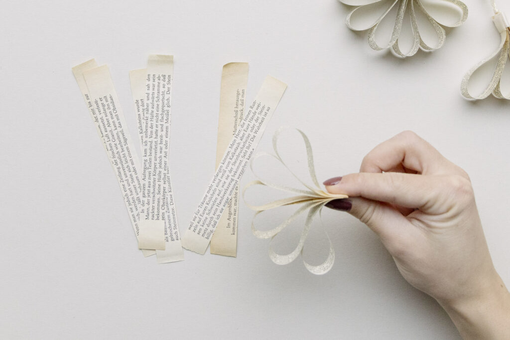 Buchpapier Engel Weihnachtsschmuck DIY