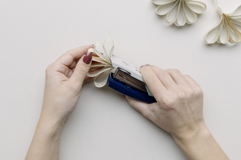 Buchpapier Engel Weihnachtsschmuck DIY