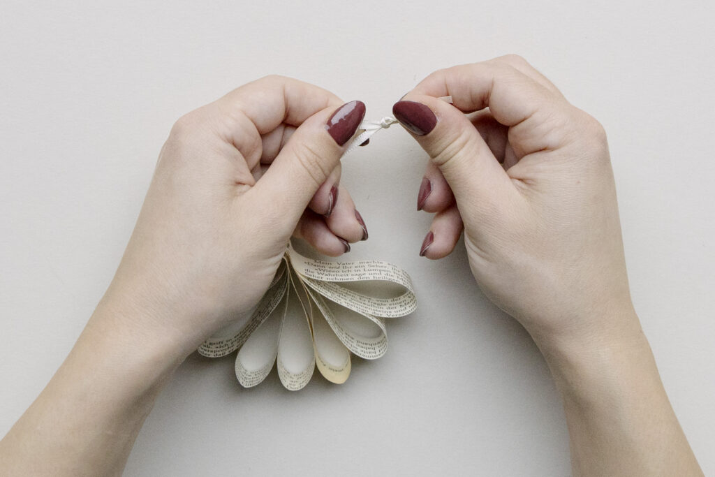 Buchpapier Engel Weihnachtsschmuck DIY