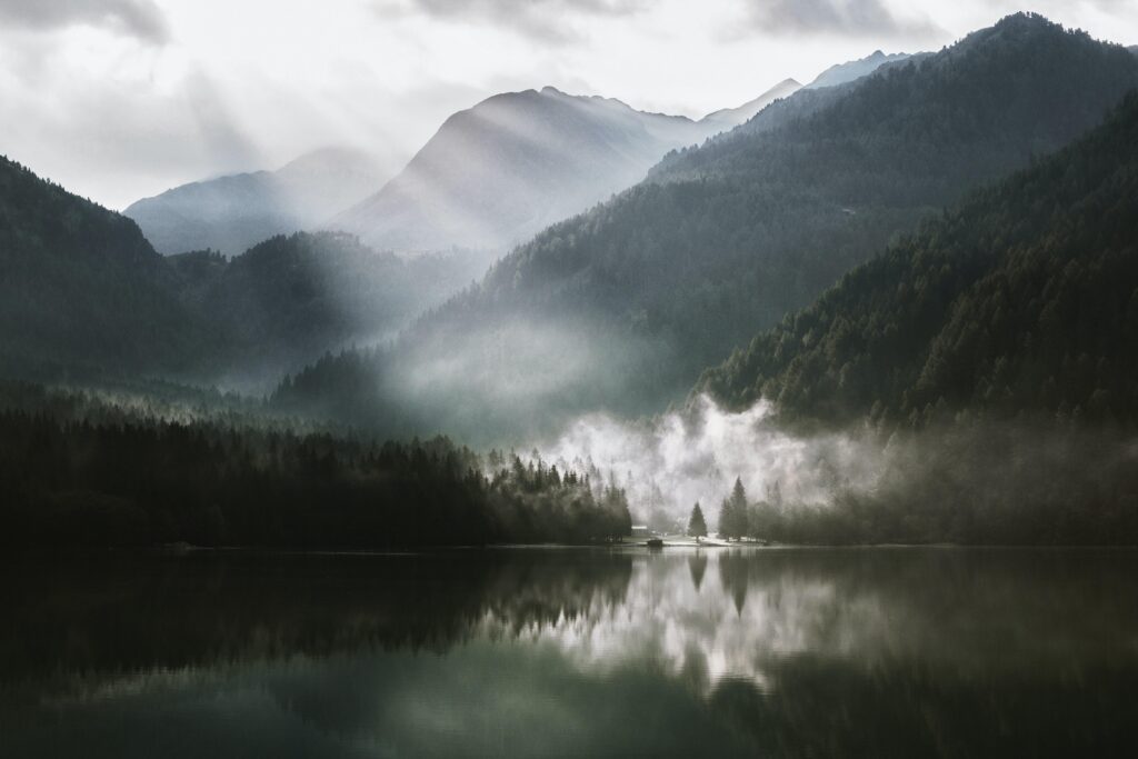 Sonnenstrahlen, die auf einen See treffen