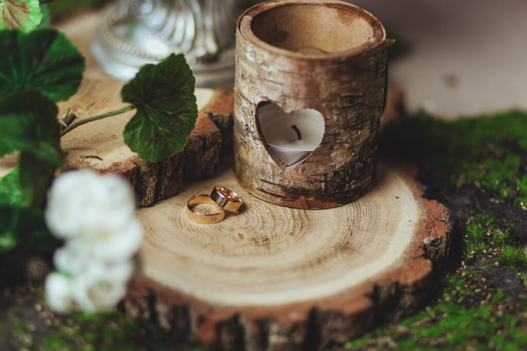 Goldene Ringe auf einer Scheibe Holz