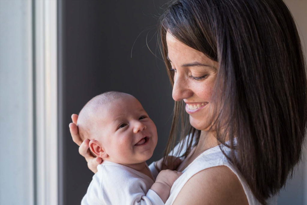 Mama hält ihr Baby in der Hand