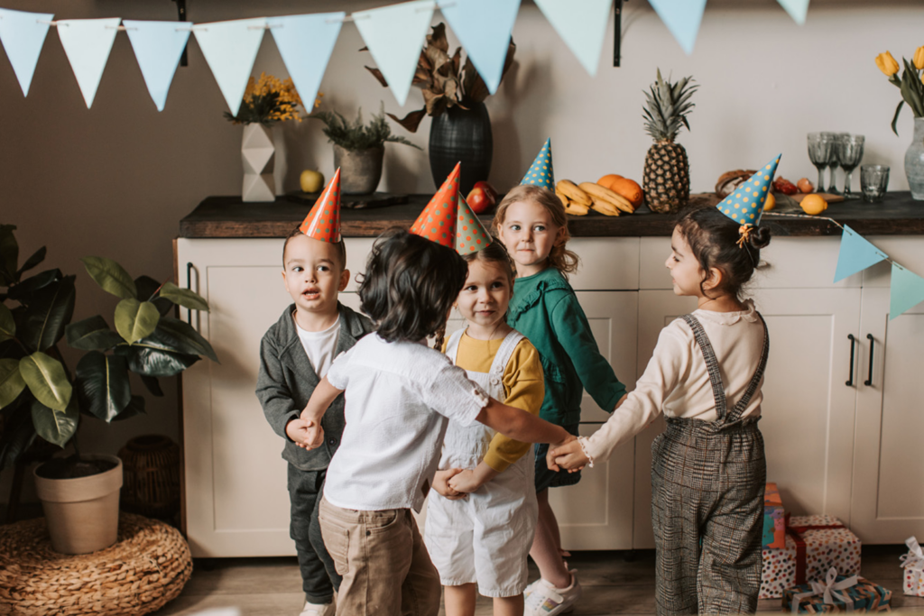 Kinder spielen Spiele beim Kindergeburtstag